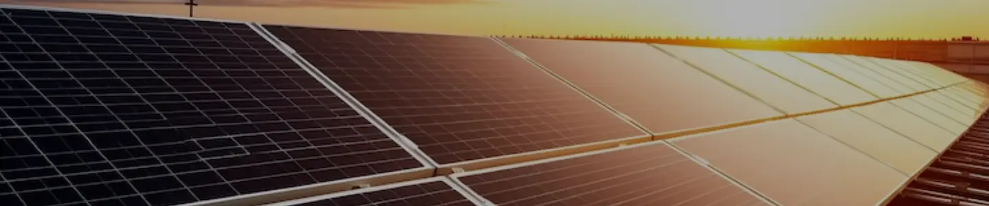 Technicien Solux lors d’une installation de panneaux solaires au Sénégal